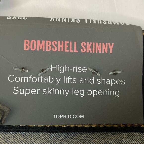 TORRID BOMBSHELL SKINNY PREMIUM‎ STRETCH HIGH-RISE DESTRUCTED JEANS - Picture 6 of 9